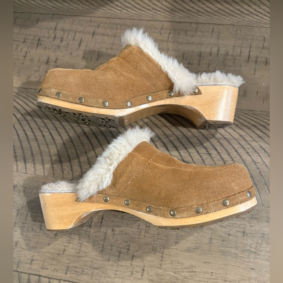 Ugg Australia Sherpa Lined Kalie Chestnut Suede Studded Clogs w/ Wooden Heel - Picture 4 of 10